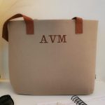 bolso con iniciales
